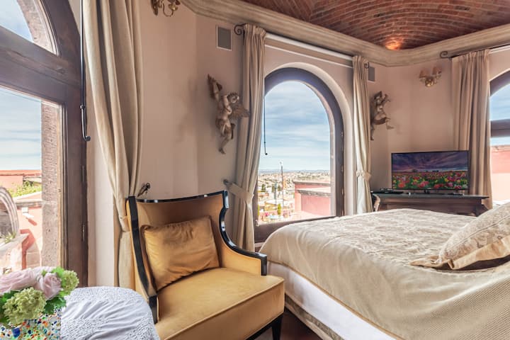 Оборудвана стая с голямо двойно легло и диван, както и телевизор и можете да се насладите на невероятна гледка. 