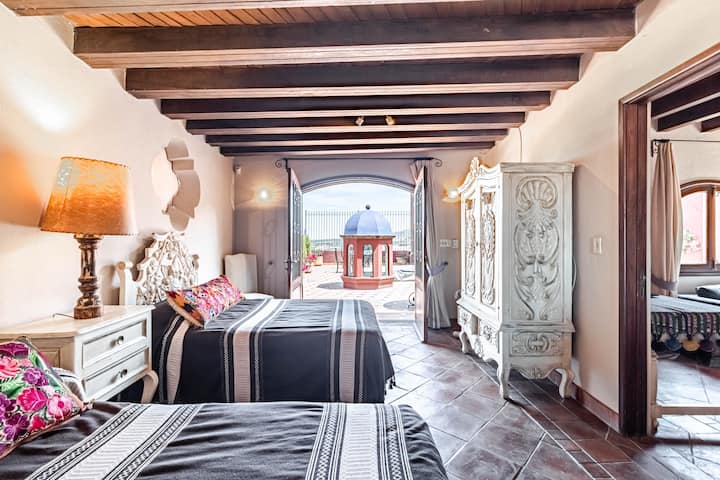 Спалня 3, оборудвана с 2 двойни легла, баня и тоалетна и климатик. 