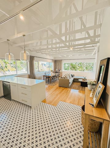 Luxe Treetop Apt. near promenade