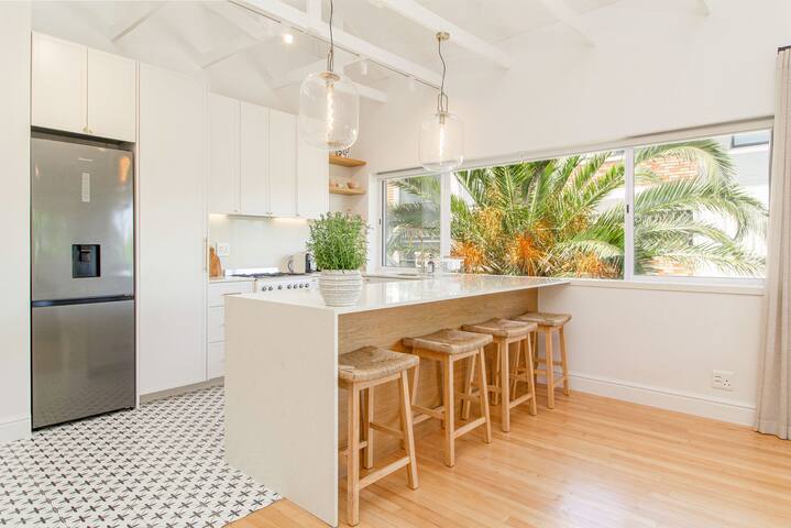 Luxe Treetop Apt. near promenade gallery image 3