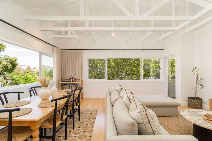 Luxe Treetop Apt. near promenade gallery image 5