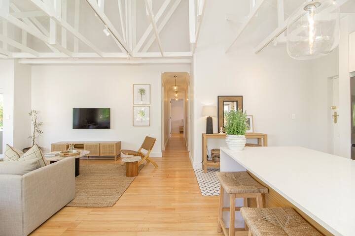 Luxe Treetop Apt. near promenade gallery image 4