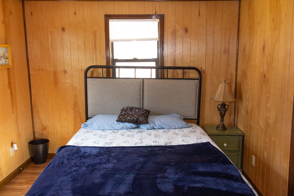 Საძინებელი 1 პირველ სართულზე, ორადგილიანი საწოლით. 