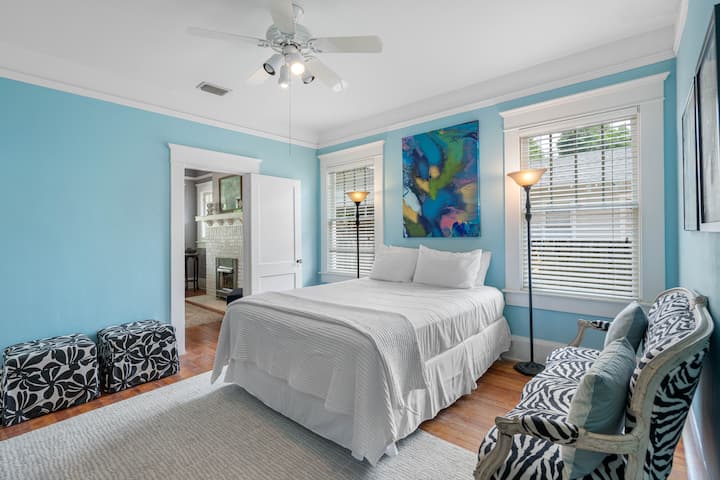 El cuarto dormitorio es un espacio acogedor y acogedor, ideal para huéspedes o miembros de la familia que buscan comodidad y privacidad. Cuenta con una cama tamaño queen vestida con sábanas suaves y elegantes y cómodas almohadas. 