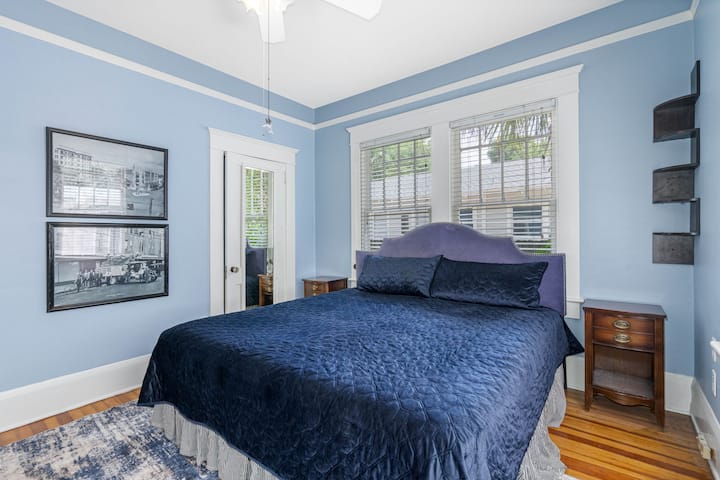 Relájate en el sereno y espacioso dormitorio principal, un santuario perfecto para descansar y relajarse. La pieza central de la habitación es una lujosa cama tamaño king adornada con lujosas sábanas y elegantes cojines. 