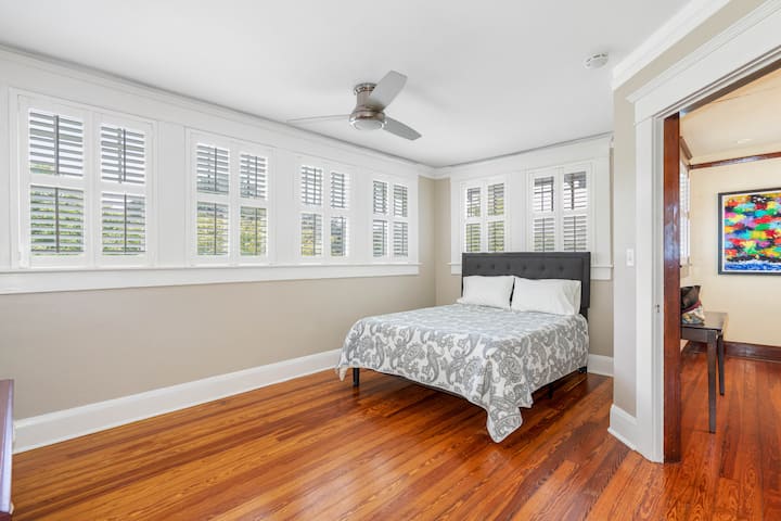 Bienvenido al encantador tercer dormitorio, con una cómoda cama tamaño queen adornada con lujosas sábanas y almohadas decorativas. La habitación está diseñada pensando en la relajación, completa con ventilador de techo para mantenerte fresco y cómodo.