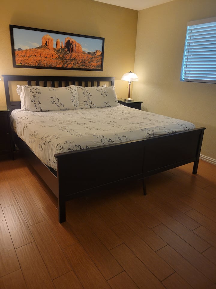 Lit King Size dans la plus grande chambre.