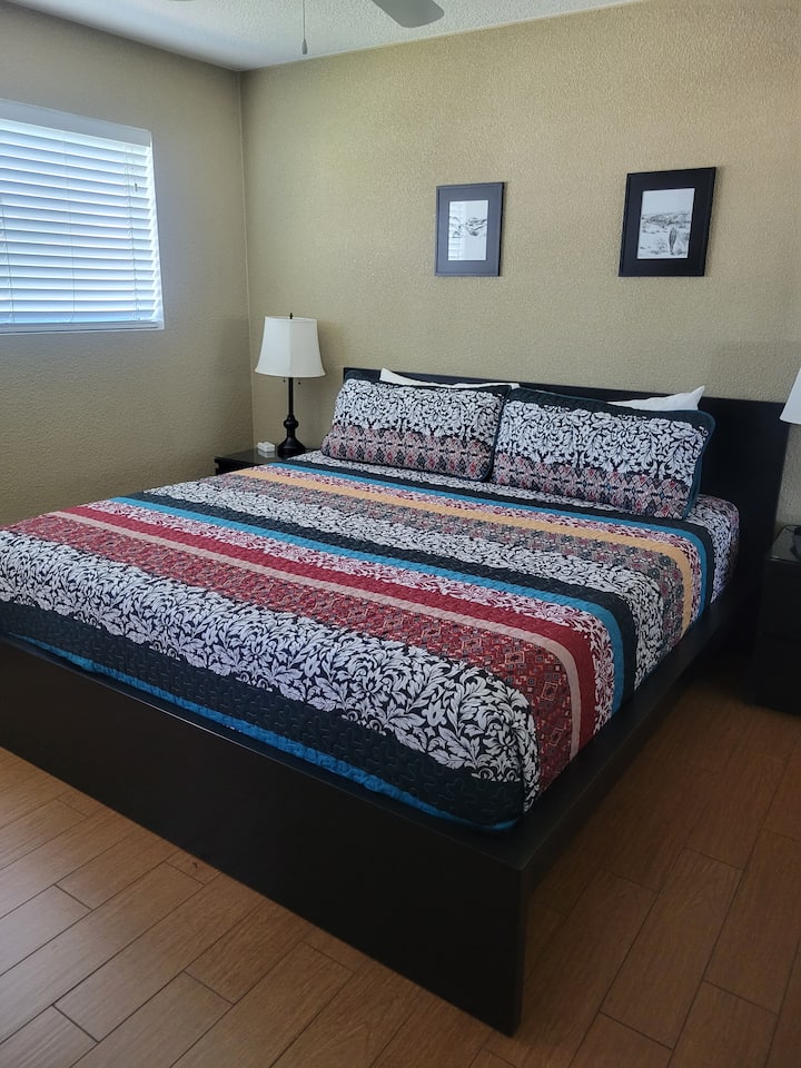 Lit King Size dans la chambre principale.  La chambre principale est la plus petite.