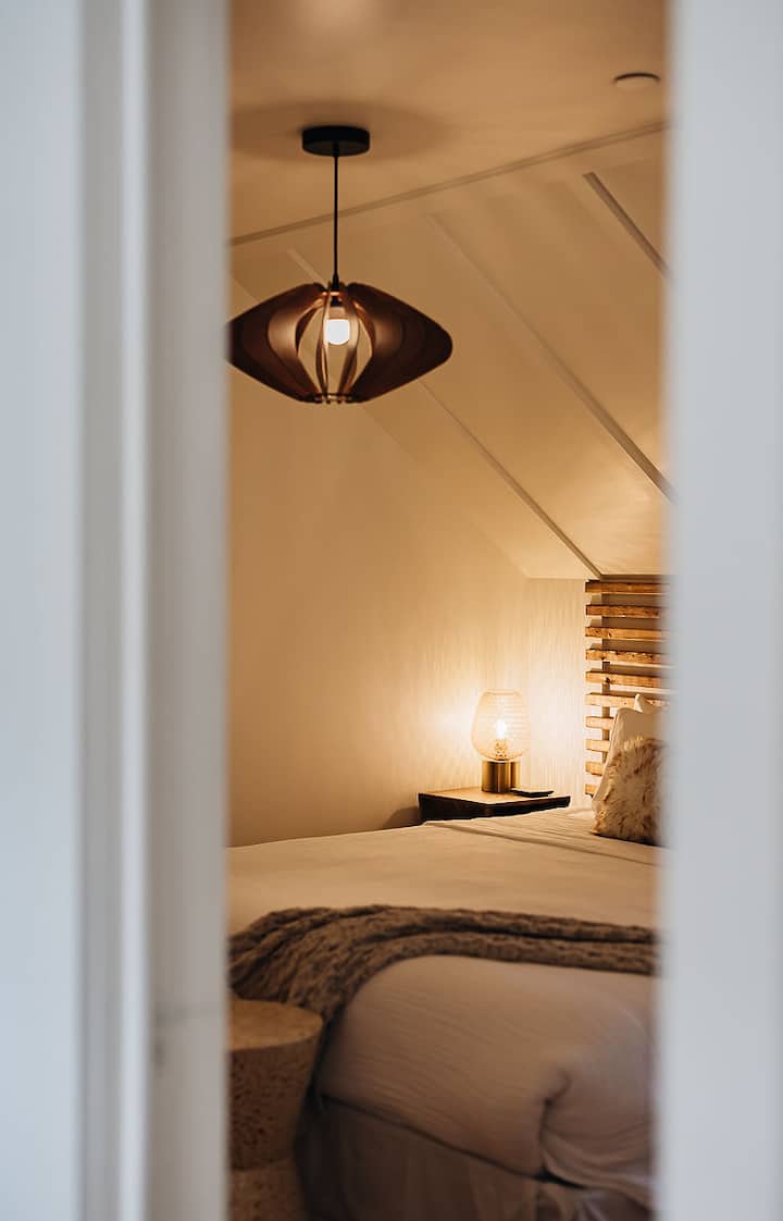 Chumba cha kulala cha 1: Kitanda cha King (Mwonekano wa Baraza)