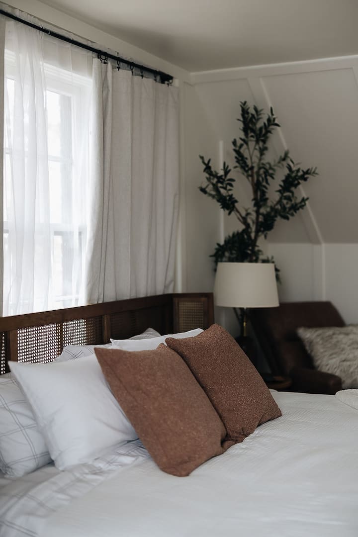 Chumba cha kulala cha 2: Kitanda cha Malkia, Mtindo wa Kitanda cha Mchana (Mionekano ya Mlima)