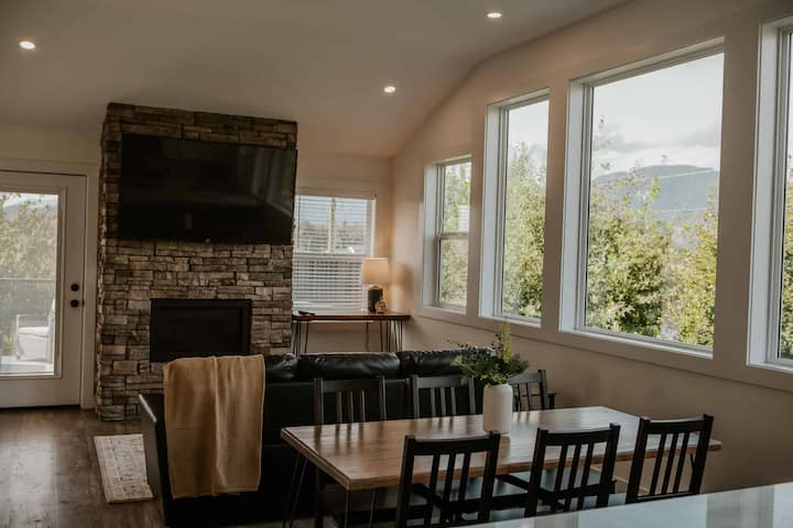 Hillside View -Private Hot Tub, Deck, Full Kitchen - Harrison Hot Springs