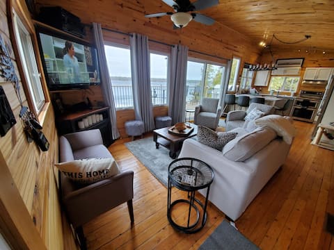 Top Airbnb: DeerBay Sunset Waterfront Cottage in Peterborough