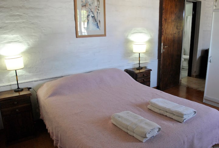 Jedna spálňa s dverami na zachovanie súkromia.
Manželská posteľ, vešiaky, prikrývky, prikrývky.
Kúrenie. 