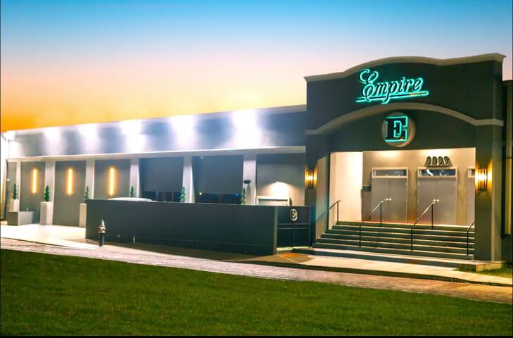 4BR/4BA Hotel Suites Groups! Pool, Parking & 7TVs gallery image 2