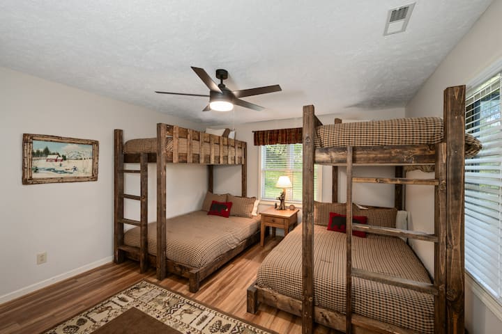 ห้องนอนที่ 3 มีเตียง 2 ชั้น 2 หลัง (ชั้นล่างควีนไซส์ ชั้นบนเตียงเดี่ยว) อยู่ชั้นล่างพร้อมห้องน้ำเต็มรูปแบบ