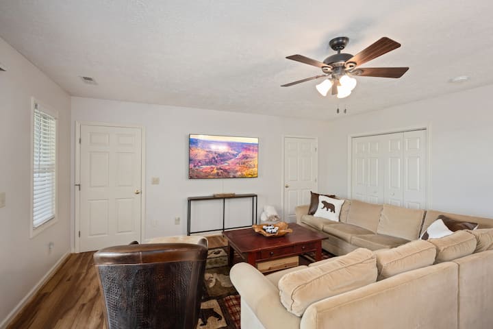 ห้องนั่งเล่นชั้นล่างพร้อมโซฟาเตียงควีนไซส์ เกมที่ใกล้ที่สุด 