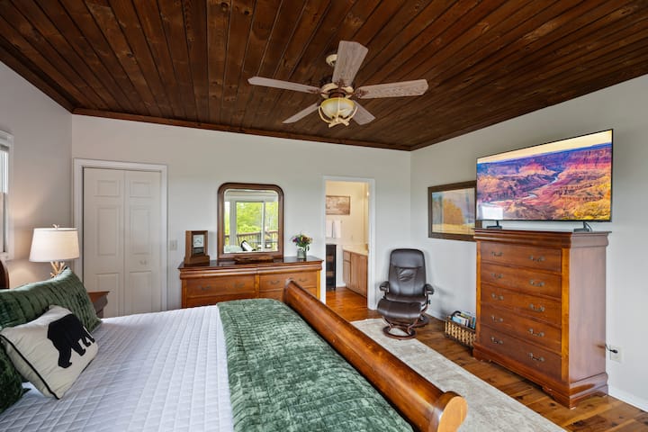 ห้องนอนใหญ่ที่ 1 บนชั้นหลักพร้อมเตียงคิงไซส์และห้องน้ำในตัว