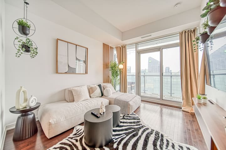 Bright and Breezy:Central Light Wood Suite+Parking