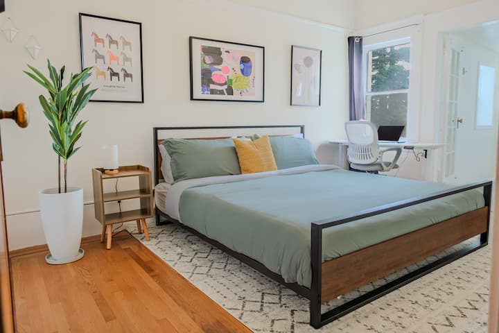 Chumba chako kina kitanda cha kifalme, dawati linaloweza kurekebishwa lenye urefu wa kusimama, viti vya ofisi, kinara na fremu. Kabati la kuingia na bafu la malazi pia limejumuishwa. 