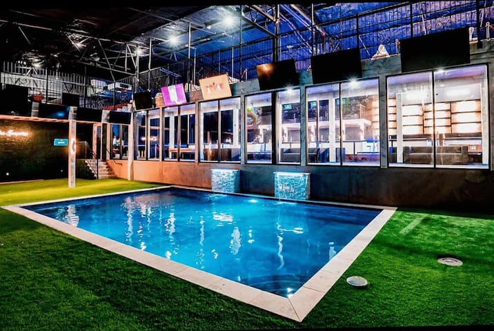 7BR/7BA Entire Hotel Groups! Pool, Parking & 13TVs