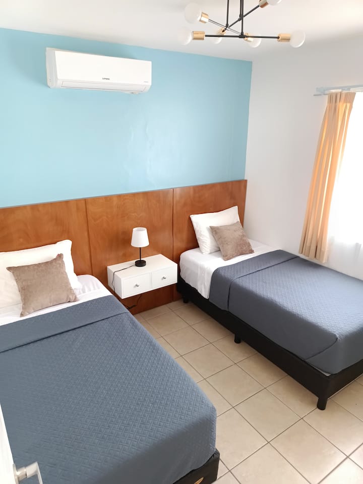 Ოთახი ორი ერთადგილიანი საწოლით მატრასითა და ბალიშით მეხსიერების ქაფის ტექნოლოგიით, უკეთესი დასვენებისთვის.