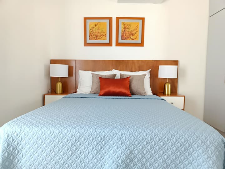 Მთავარი საძინებელი ორადგილიანი საწოლით მატრასითა და ბალიშით მეხსიერების ქაფის ტექნოლოგიით, უფრო სასიამოვნო დასვენებისთვის.