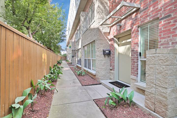 Spacious 3BR Townhome in the heart of Dallas gallery image 2