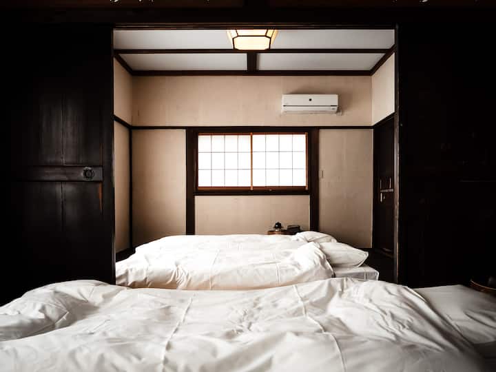 Spálňa na 2. poschodí má 8 tatami rohoží a 2 izby.
Zvyčajne sa v jednej izbe dajú položiť 3 až 4 súpravy futonov.(celkovo 8 skupín)

V zadnej miestnosti je jedna klimatizácia.