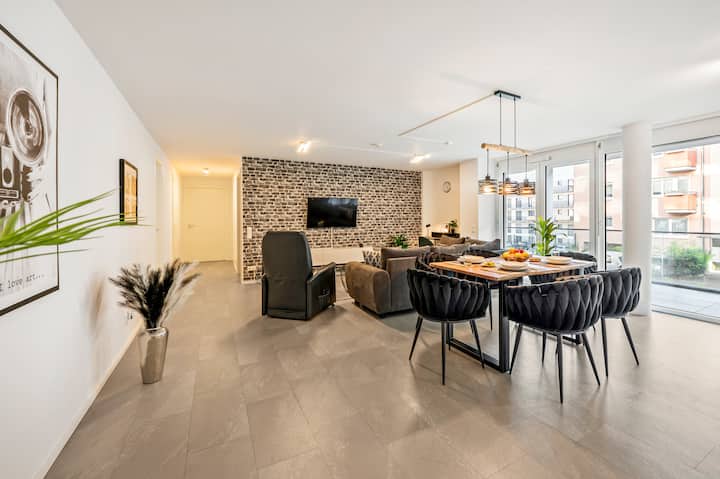 พื้นที่นั่งเล่น/รับประทานอาหารสไตล์โมเดิร์นพร้อมสมาร์ททีวีและเก้าอี้เลานจ์
ติดระเบียง
เตียงโซฟาแบบดึงออกได้มีพื้นที่นอนสำหรับ 2 คน 