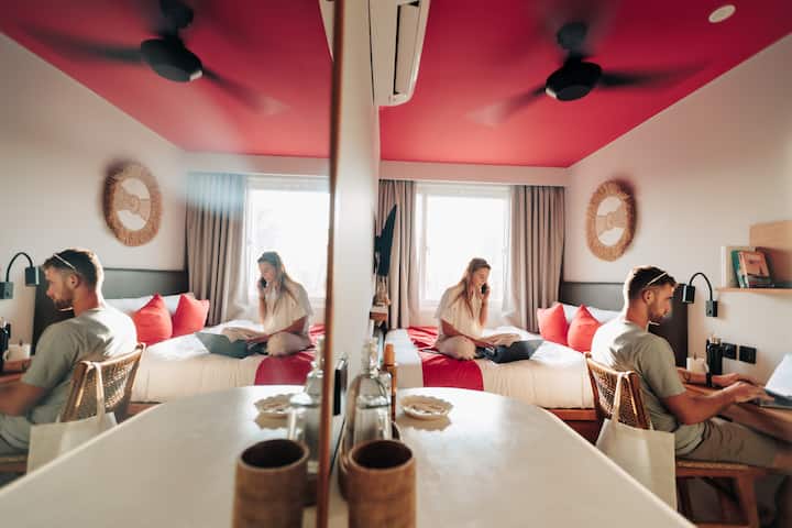 ห้อง 105 · เพื่อนร่วมงานตอนกลางวันพักผ่อนตอนกลางคืน