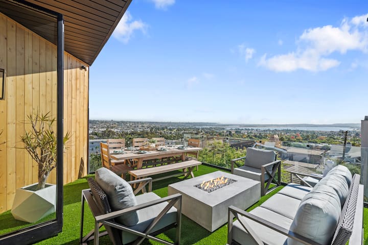 Brand New Luxury Villa | Breathtaking Water Views gallery image 2