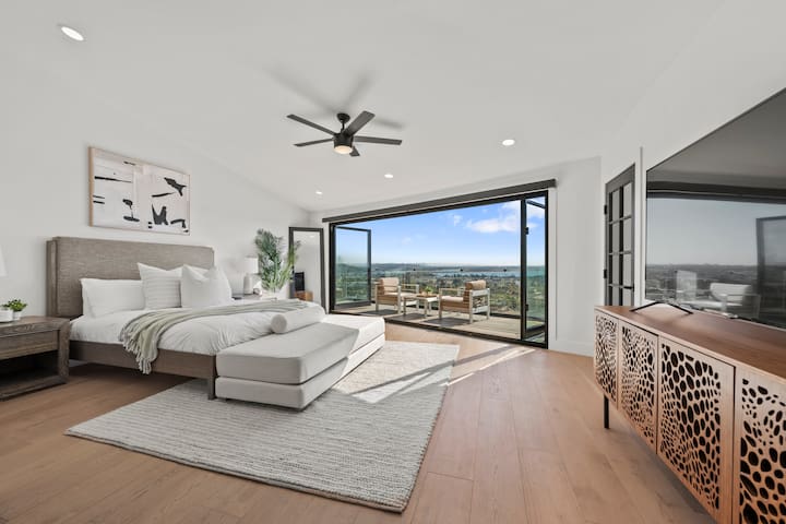 Brand New Luxury Villa | Breathtaking Water Views gallery image 4