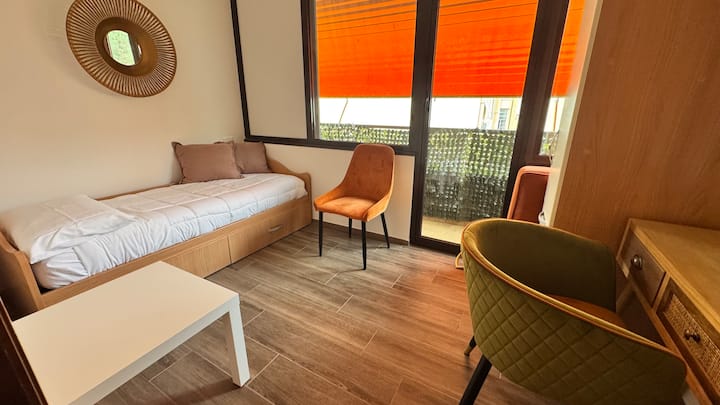 La grande baie vitrée grande et lumineuse , s'ouvre sur un joli balcon 
La chambre intime et très propre a un lit très confortable avec un matelas en mousse à mémoire de forme 