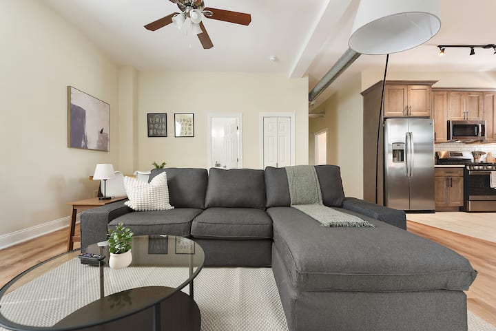 9BR Family Retreat w/ BBQ & Parking Near Shopping