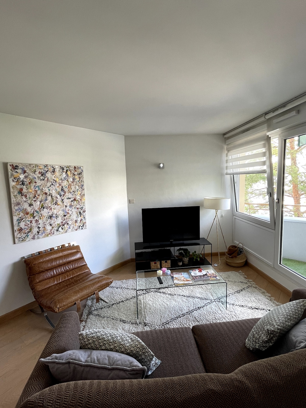 Successful Airbnb property: Near the train station, modern and spacious with balcony in Besançon