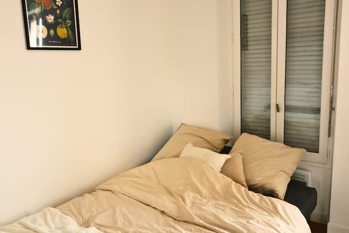 Ფართო დივანი დღისით, ძალიან კომფორტული 160 × 200 საწოლი საღამოს