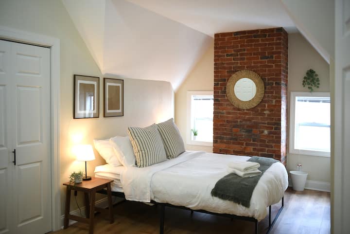 Kitanda aina ya King chenye starehe chenye makabati yenye nafasi kubwa