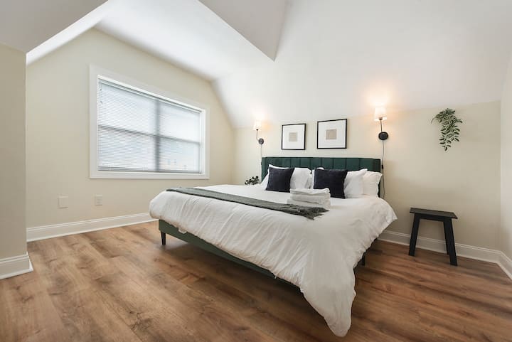 Kitanda aina ya King chenye starehe chenye makabati yenye nafasi kubwa