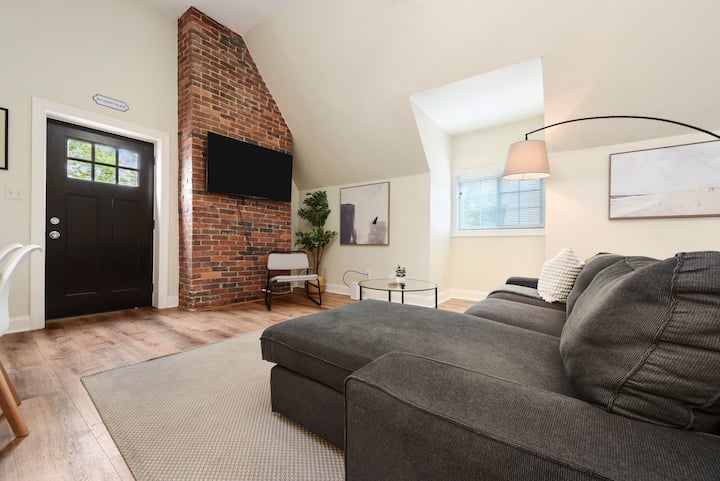 Sebule yenye nafasi kubwa yenye Kochi la Starehe na Televisheni mahiri