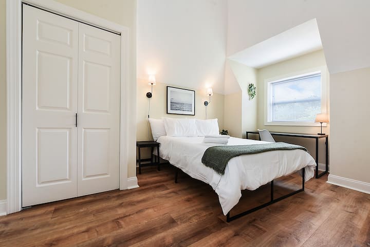 Kitanda aina ya King chenye starehe chenye sehemu ya kufanyia kazi ya kujitegemea na kabati lenye nafasi kubwa 