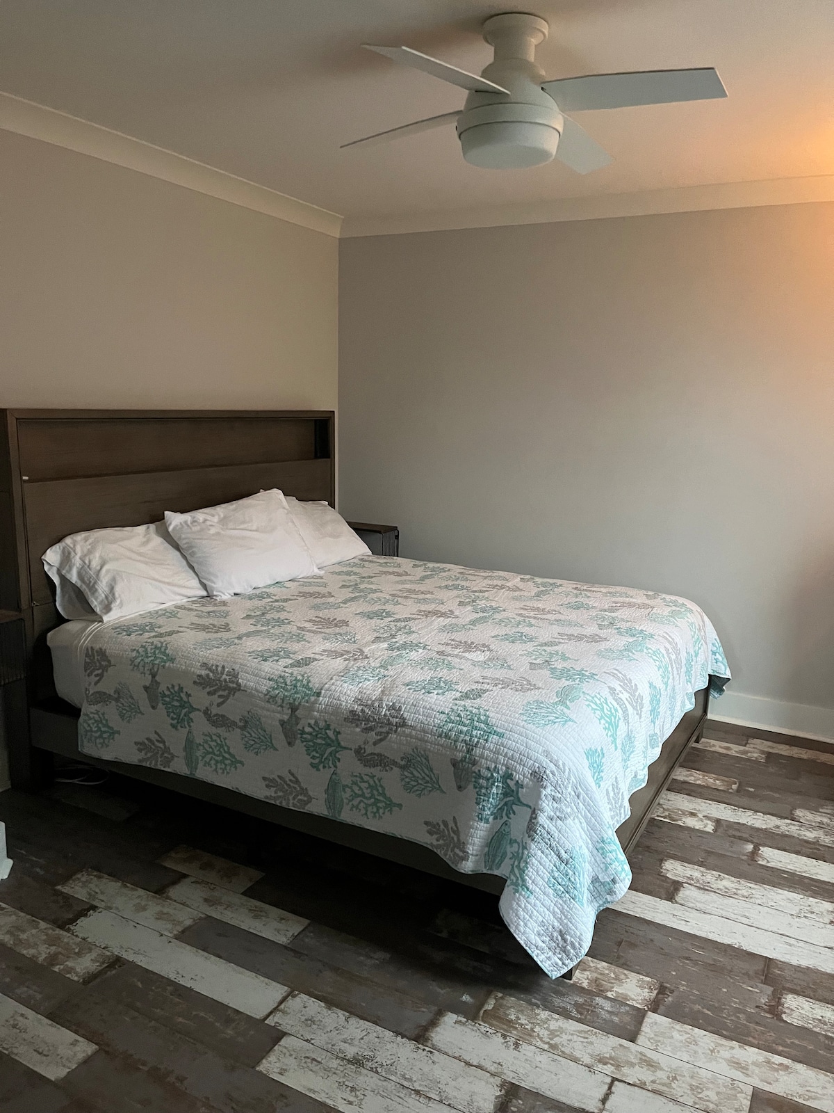 Uno de los dos dormitorios de arriba con cama tamaño king. También hay una cama individual xl en el vestidor, que tiene ventana y aire acondicionado y ventilación de calor.