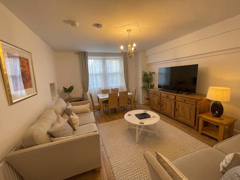 Top performing Airbnb: 14 B Howard Place, St Andrews 3 bedroom apartment. in St Andrews And St Leonards
