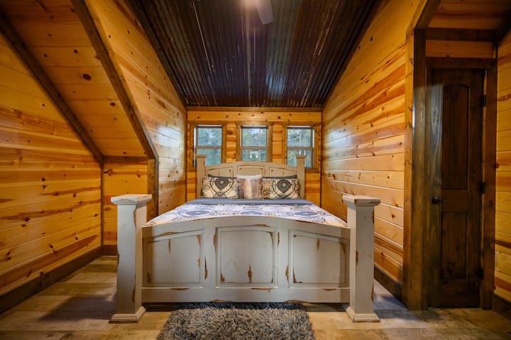 Oddýchnite si štýlovo - spálňa našej chaty ponúka pokojné útočisko s rustikálnym šarmom a moderným pohodlím.