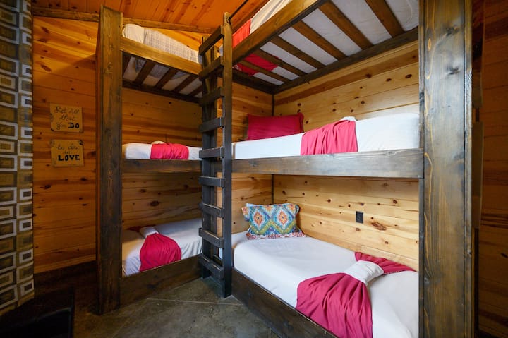 Zdvojnásobte zábavu a zdvojnásobte útulnosť - naše poschodové postele sú ideálne na rodinné dobrodružstvá a prenocovanie.