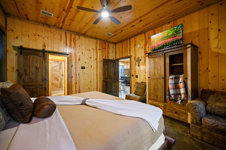 Od plyšovej posteľnej bielizne až po očarujúce detaily - naša spálňa je ideálnym útočiskom na relaxáciu a omladenie.