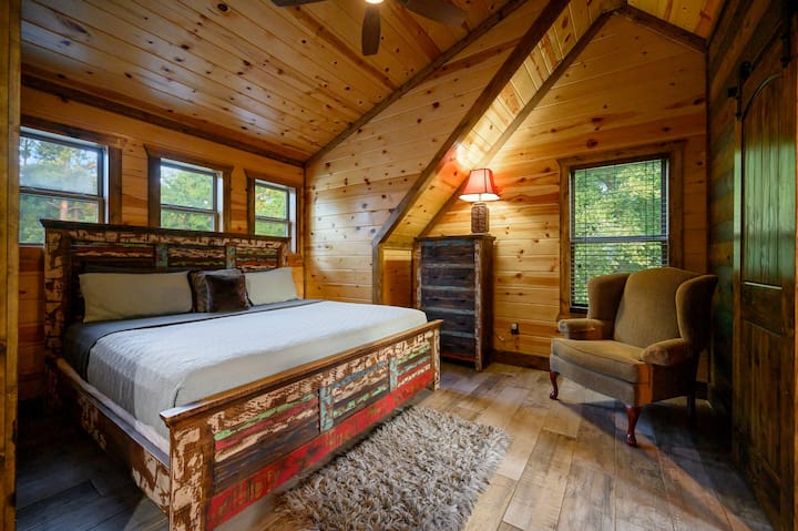 Uvelebte sa štýlovo - naša útulná spálňa s plyšovým kobercom a príjemnou stoličkou je ideálna na oddych a oddych.