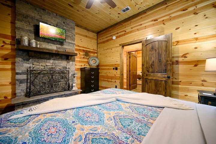 Vstúpte do pohodlia a tepla - spálňa našej chaty je dokonalou zmesou útulnej elegancie a pokojnej blaženosti.