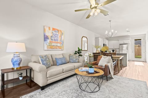 Cozy Convenient Watson 2 Bedroom 2.5 Bath