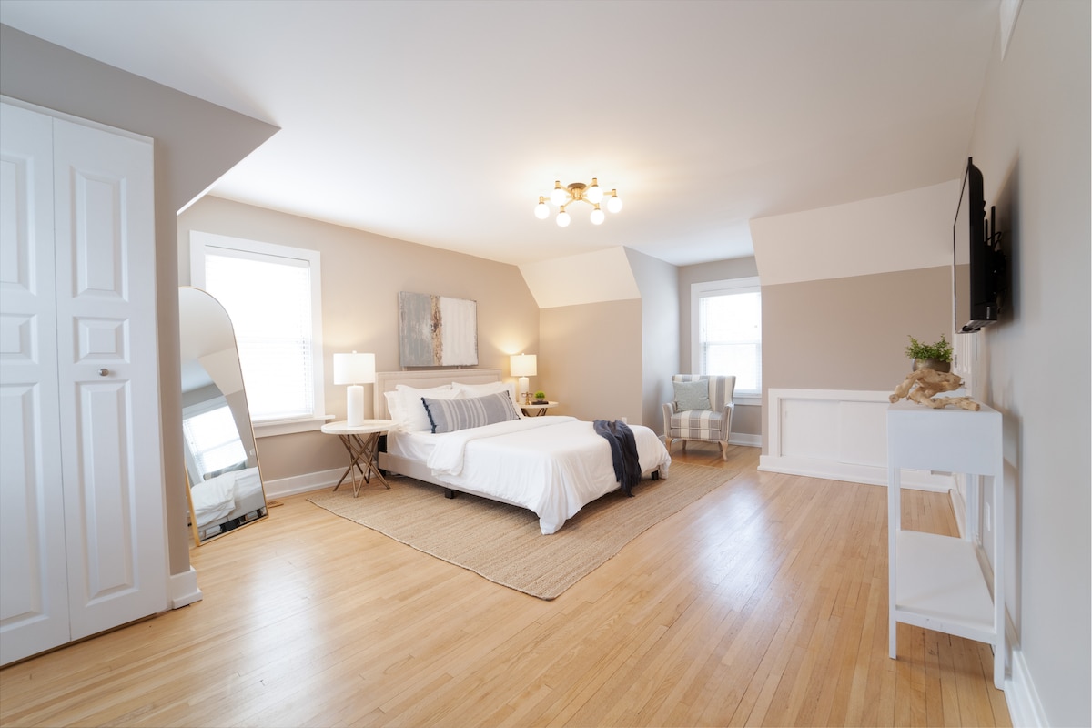 Priestranná spálňa s pohodlnou menšou manželskou posteľou, dostatkom priestoru navyše na natiahnutie a balíkom Pack 'n Play, ktorý je k dispozícii pre tých najmenších.