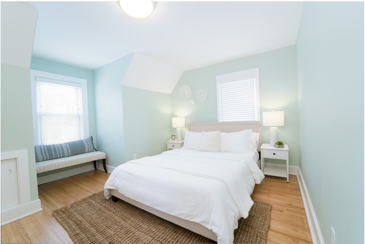 Okúzľujúca spálňa na druhom poschodí s útulnou posteľou s pamäťovou penou, šatníkom na uskladnenie a lavičkou pod oknom, ktorá je ideálna na vychutnanie si výhľadu alebo relaxáciu.